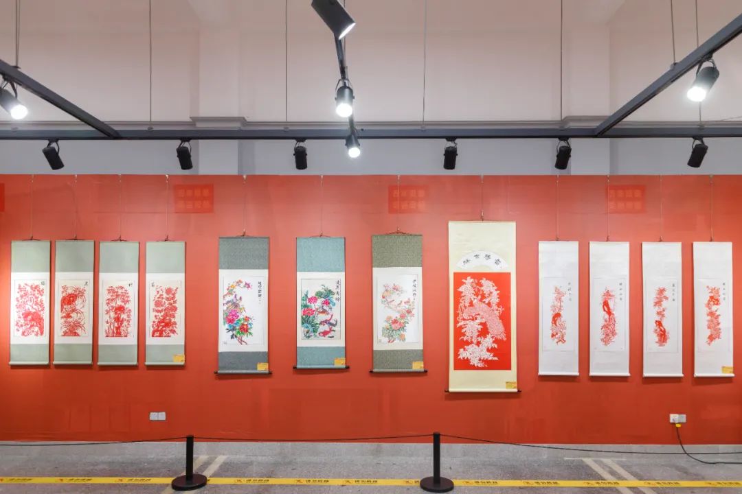&ldquo;百年風(fēng)華 莞邑剪藝--曾凡忠、王宇慧剪紙作品展&rdquo;在鄧爾雅&middot;黃般若文獻(xiàn)陳列館開展