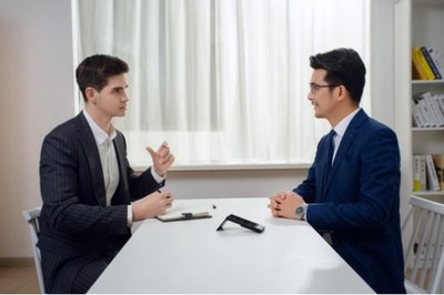 保持距離又貼近心靈,訊飛雙屏翻譯機讓跨語言溝通更高效